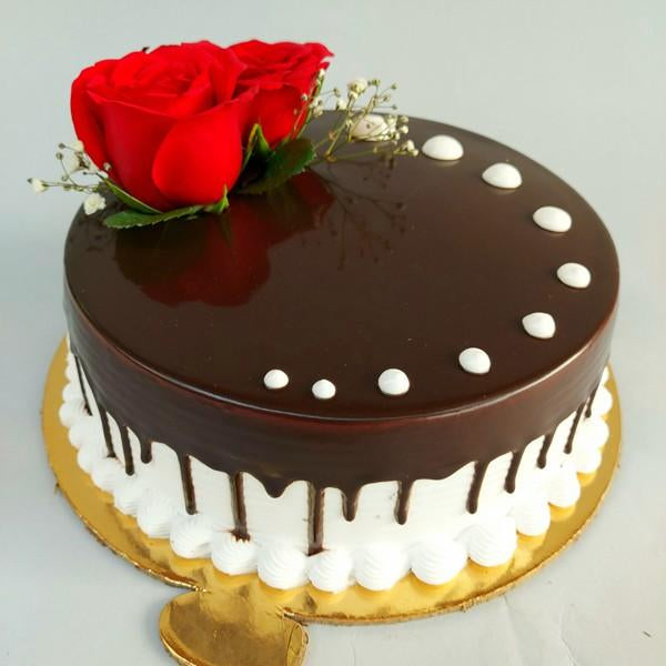 Lovely Red Roses Around Chocolate Cake Half Kg – Simla Sweets